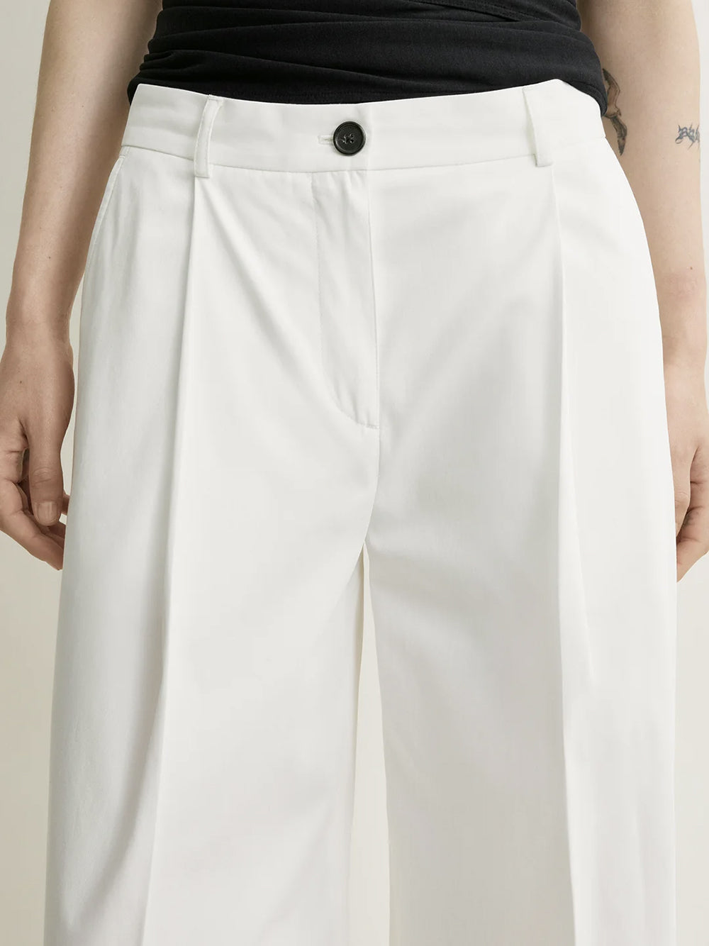 Single pleat cotton trousers