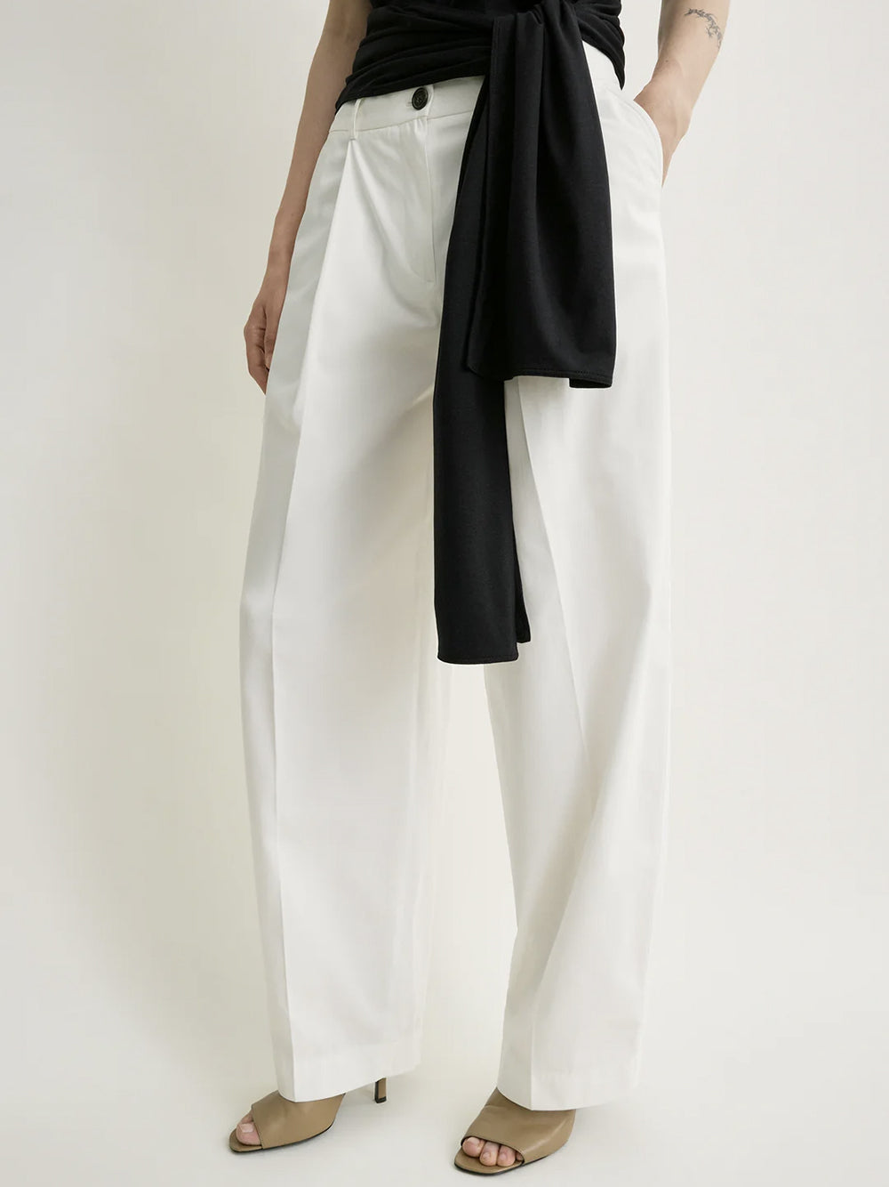 Single pleat cotton trousers
