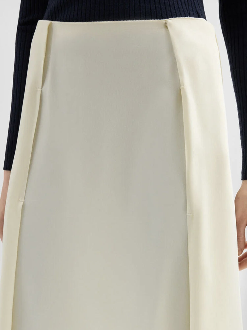Pleated skirt in satin backing