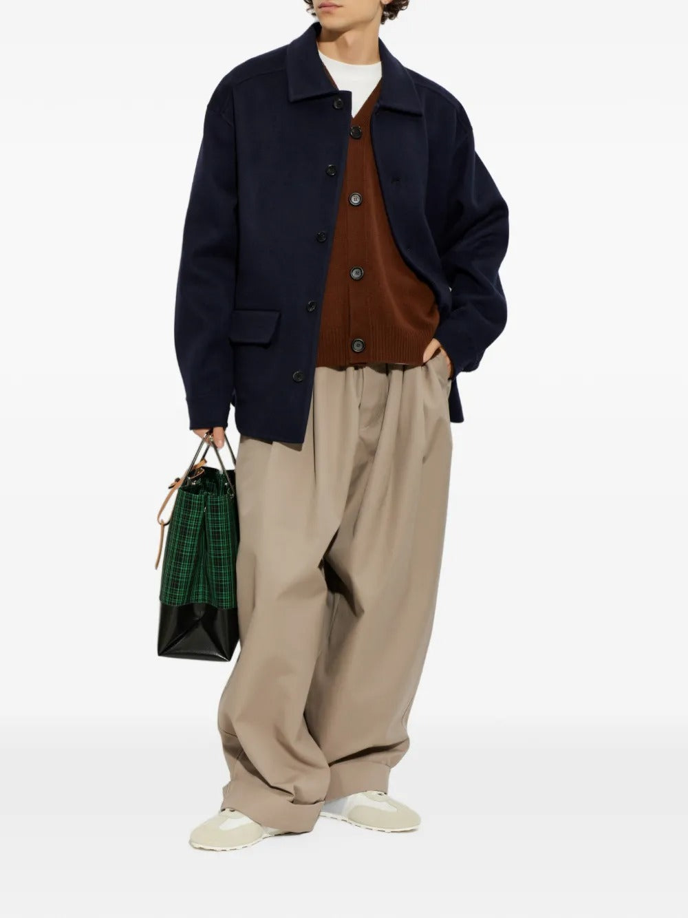 Coat with pockets and buttons