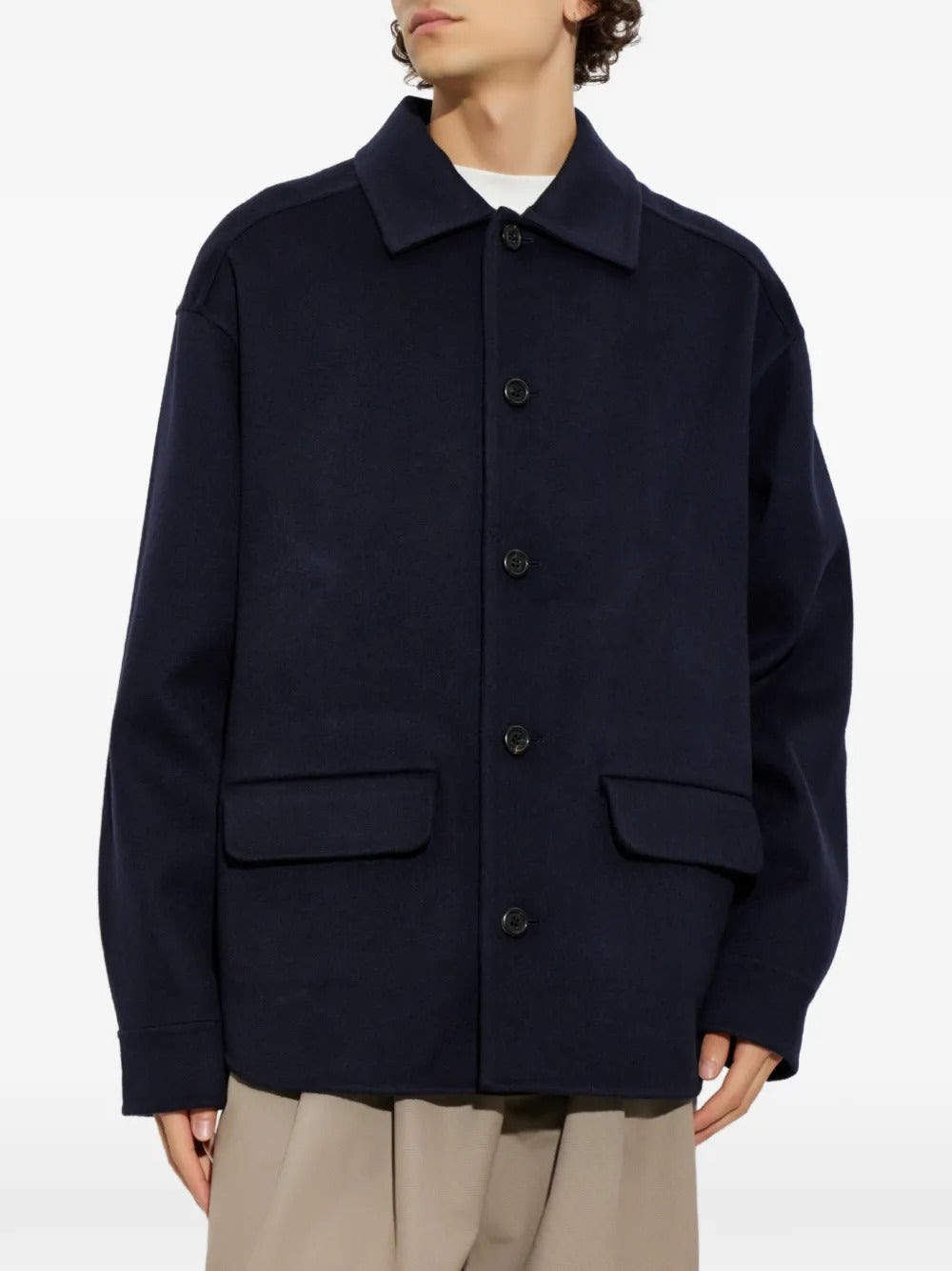 Coat with pockets and buttons