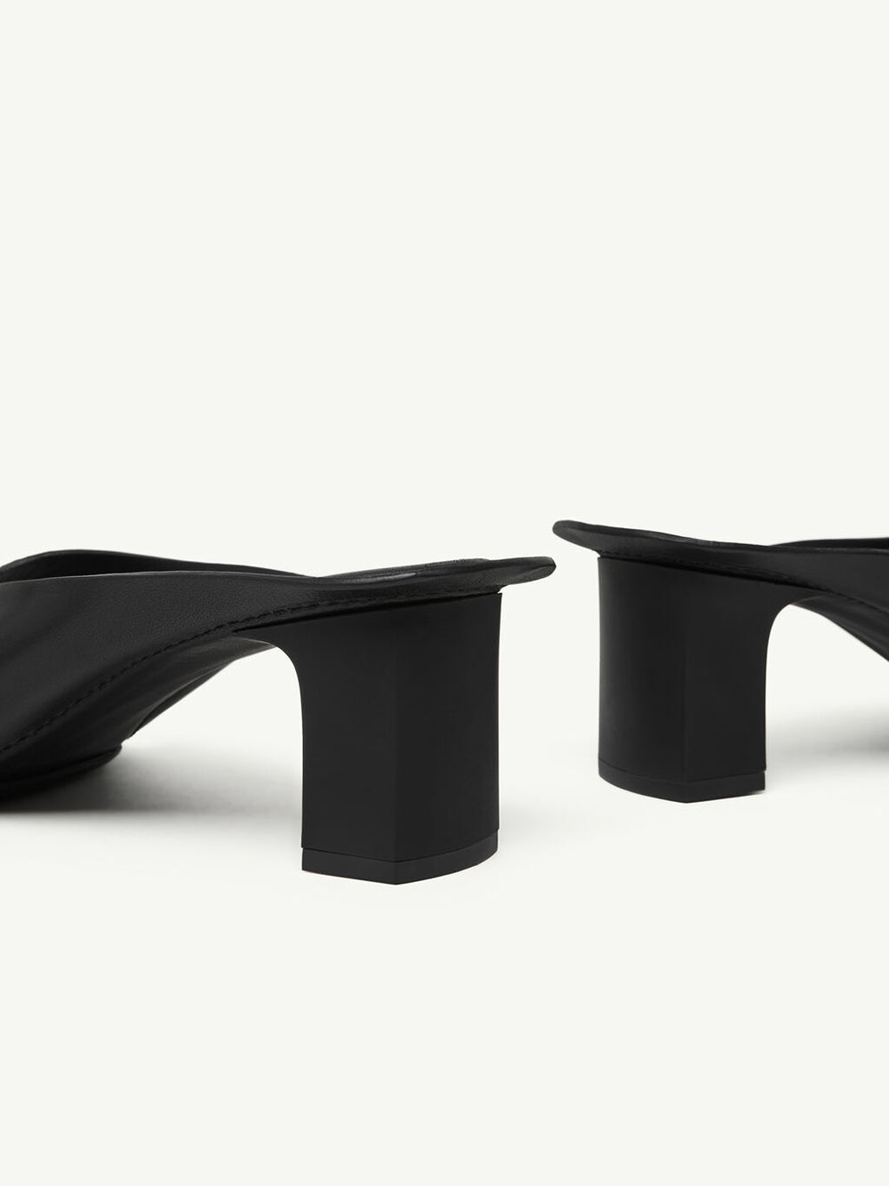 Anatomic leather flip-flop mule