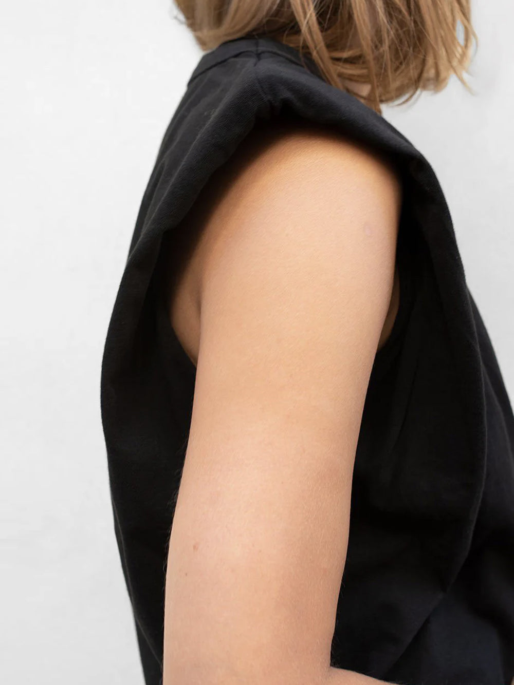 THE FRANKIE SHOP-EVA PADDED SHOULDER MUSCLE T-SHIRT-